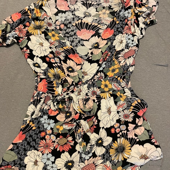 O’Neill Romper - Picture 2 of 4